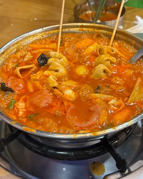 다양한 떡과 어묵, 소시지가 들어있는 떡볶이