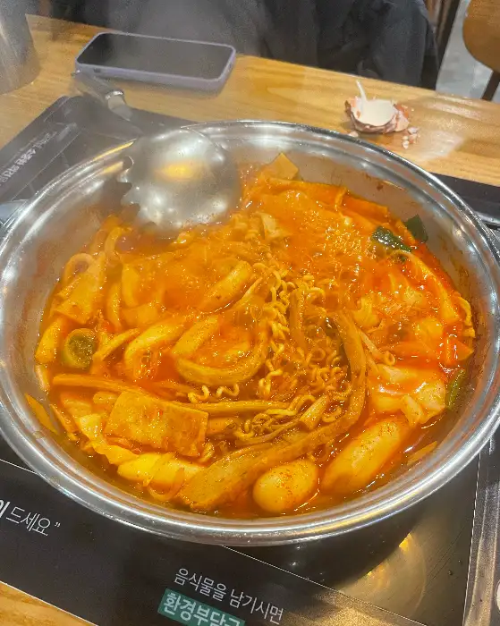 다양한 재료로 가득 찬 떡볶이 냄비