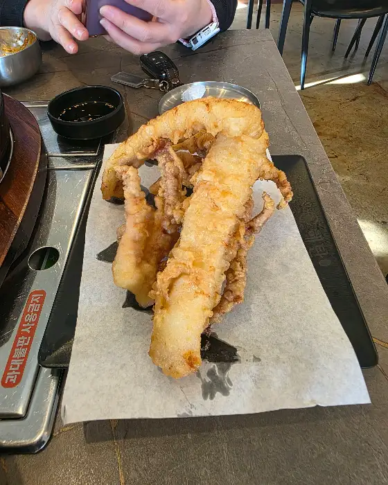 바삭하게 튀겨진 오징어 튀김