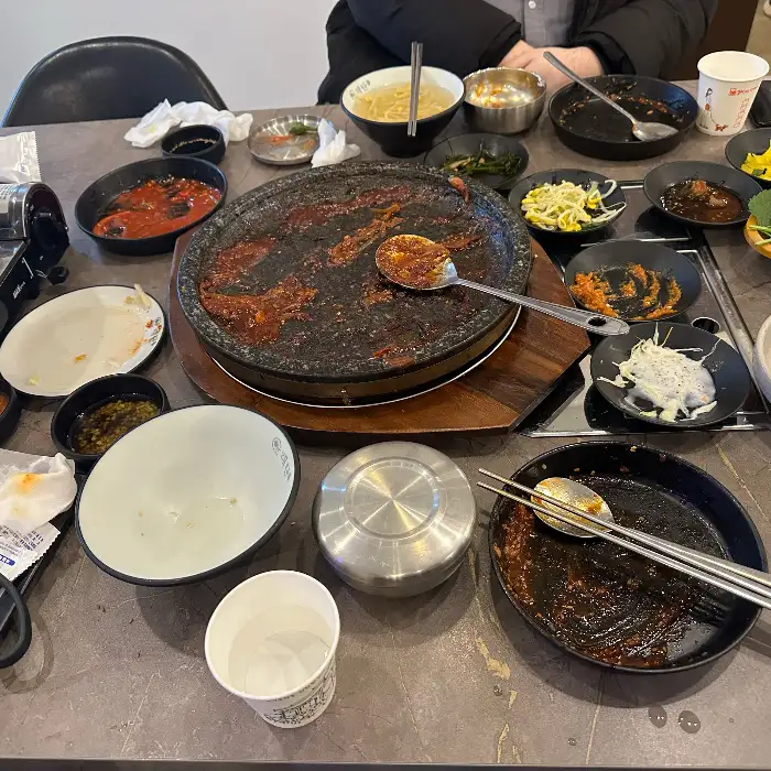 식사가 끝난 후 테이블 모습 (빈 그릇들)