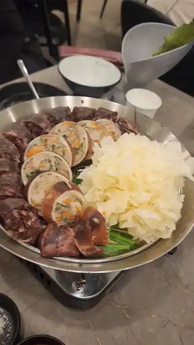 돌판 오징어에 칼국수 사리를 넣어 비벼 먹는 모습