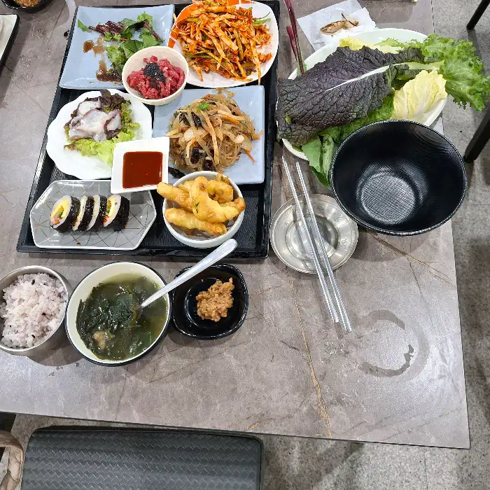 밥과 국, 반찬 구성