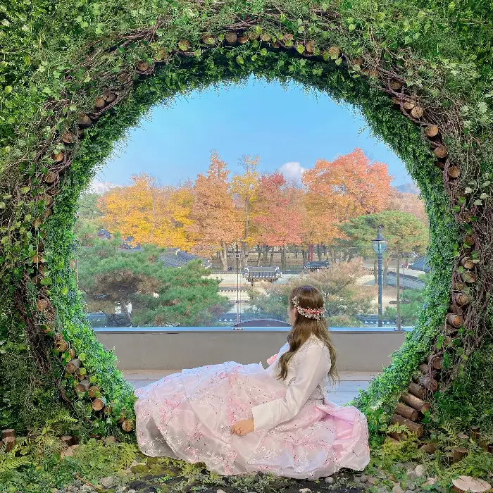 가을 풍경을 배경으로 한 여성