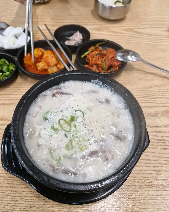 테이블 위에서 푸짐하게 차려진 한상차림