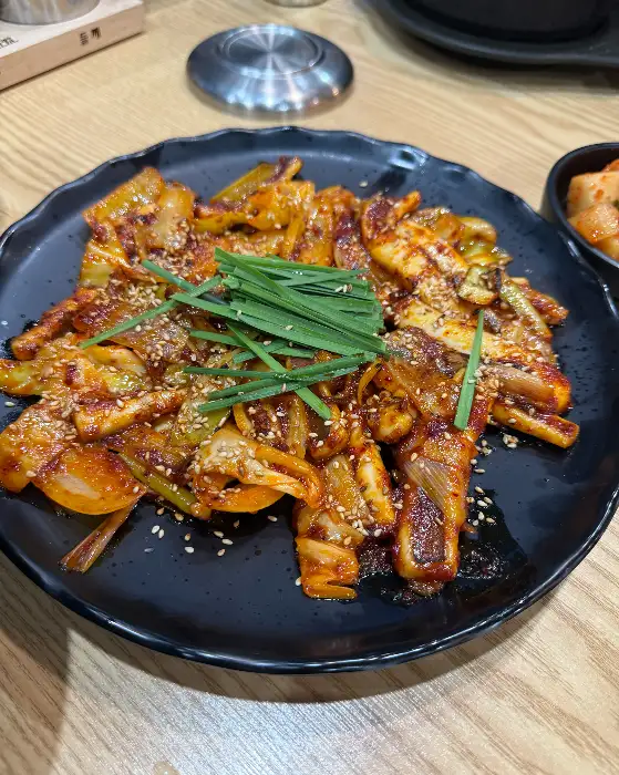 매콤하게 양념된 오징어볶음