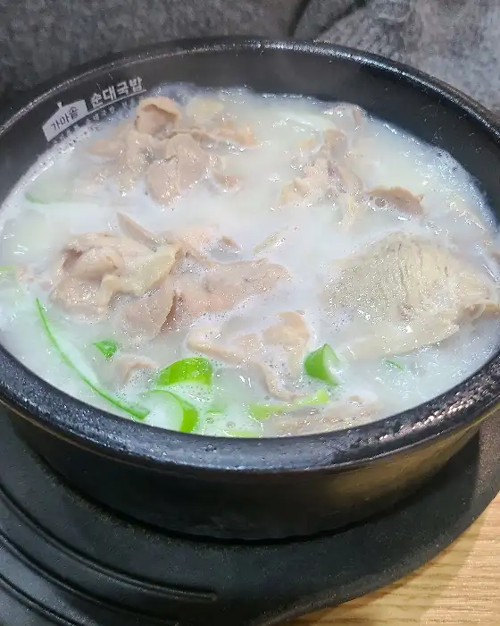 순댓국 안에 푸짐하게 들어있는 고기와 순대