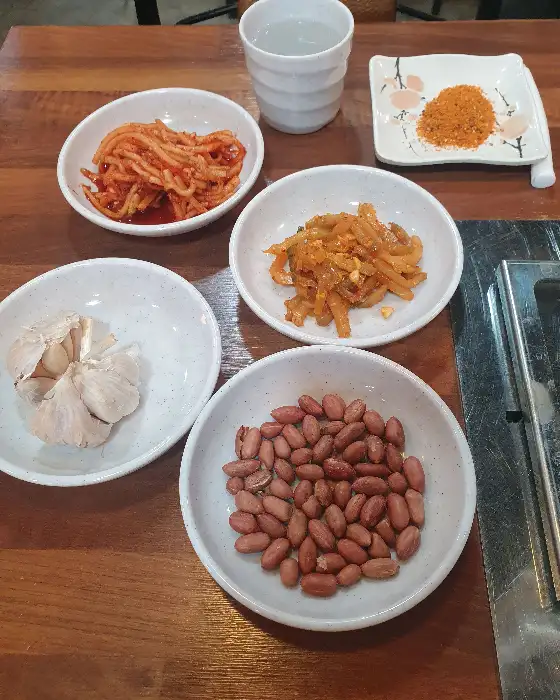 양꼬치와 함께 제공된 밑반찬들