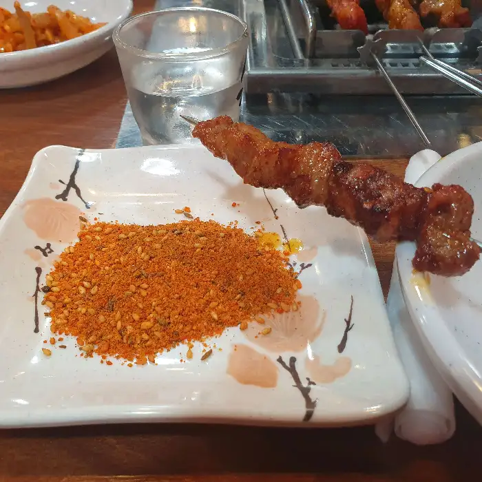 구워진 양꼬치와 곁들여진 향신료 가루