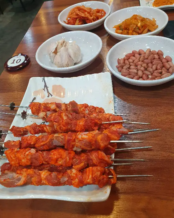 다양한 밑반찬이 놓인 테이블 모습