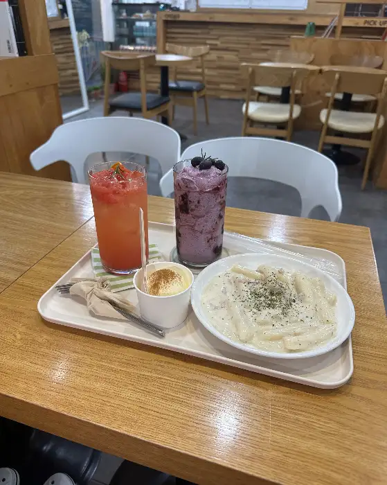 다양한 디저트와 음료