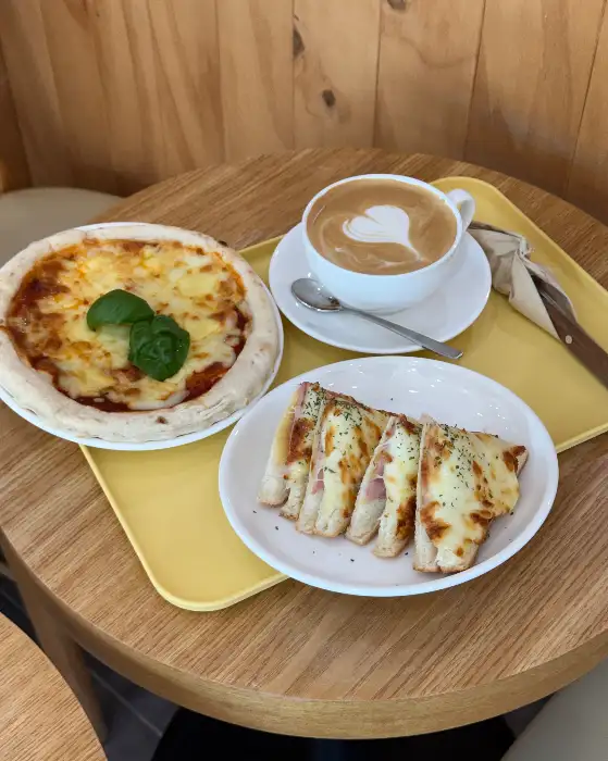 미니 피자와 크로크무슈, 커피