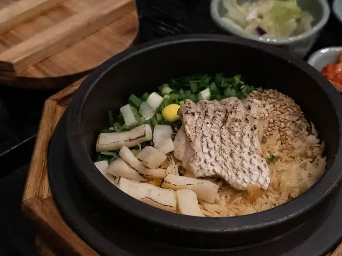 도미 관자 솥밥의 먹음직스러운 모습