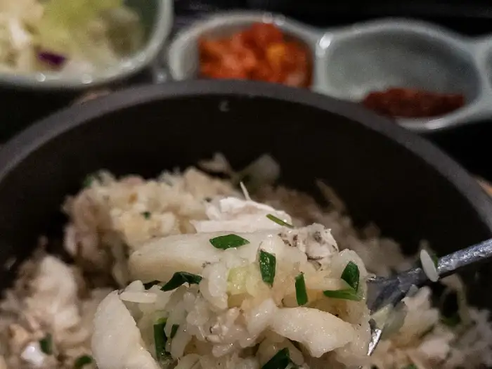 스테이크 솥밥에 올라간 푸짐한 스테이크와 노른자