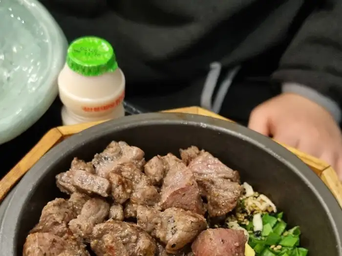 스테이크 솥밥 위로 보이는 노른자