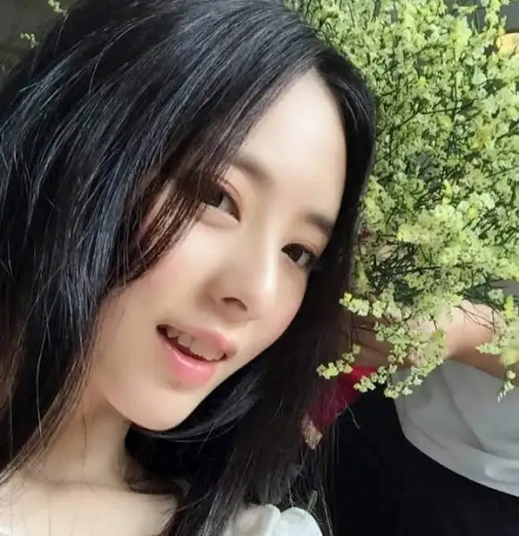 꽃과 함께 웃고 있는 여성