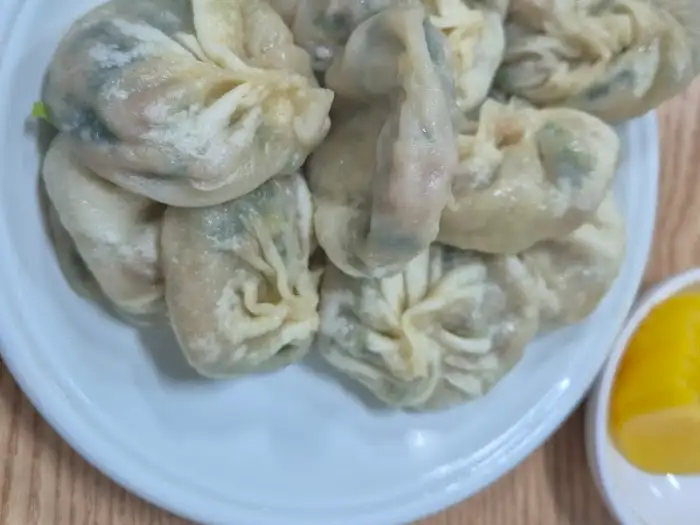 접시에 담긴 갓 찐 만두