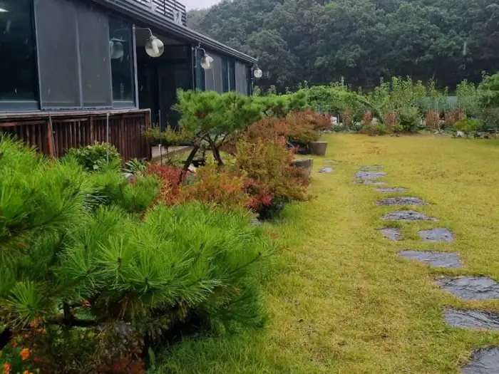 식당 외부의 아름다운 정원 풍경