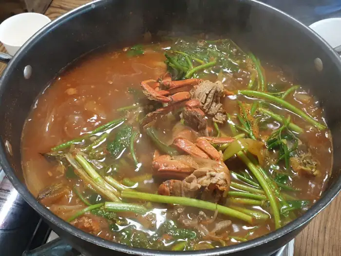 매운탕 냄비 속 참게와 채소