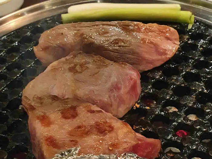 숯불 위에서 익어가는 고기