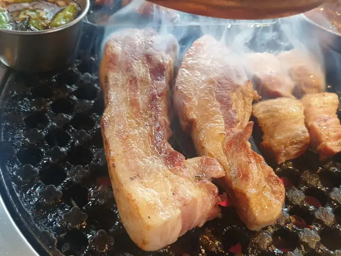 숯불 위에서 익어가는 삼겹살