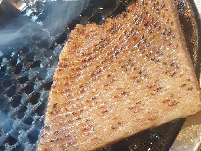 숯불 위에서 구워지는 비계 부분