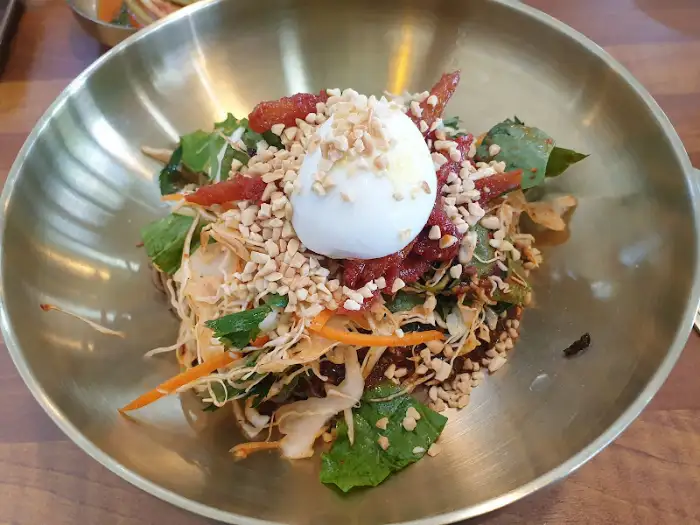 식당 내부 테이블 세팅과 메뉴판이 보이는 모습