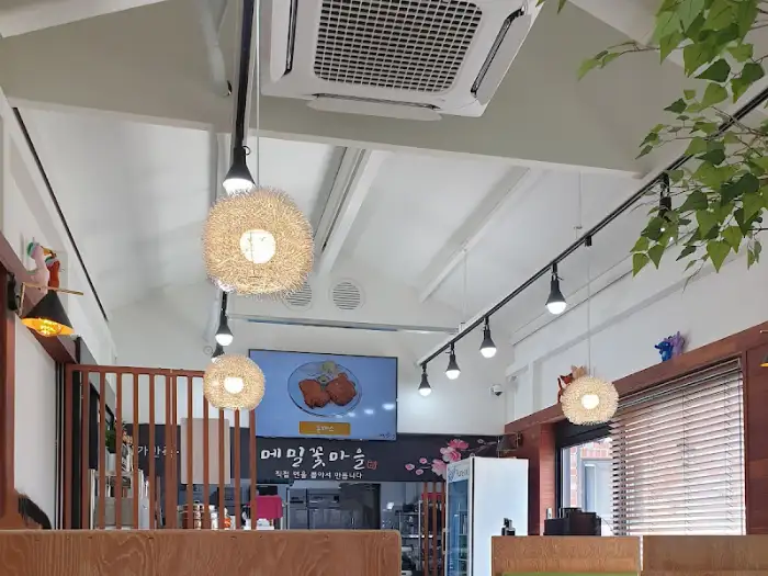 식당 내부 천장과 조명, 벽면에 걸린 메뉴 디스플레이