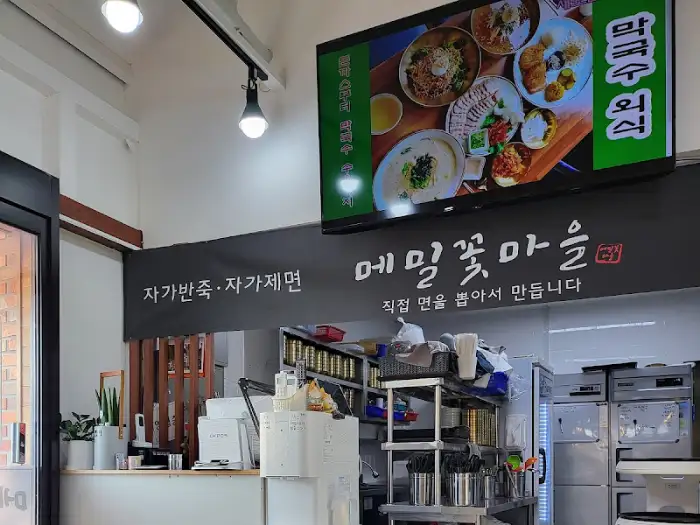 키오스크 화면과 식당 내부 모습