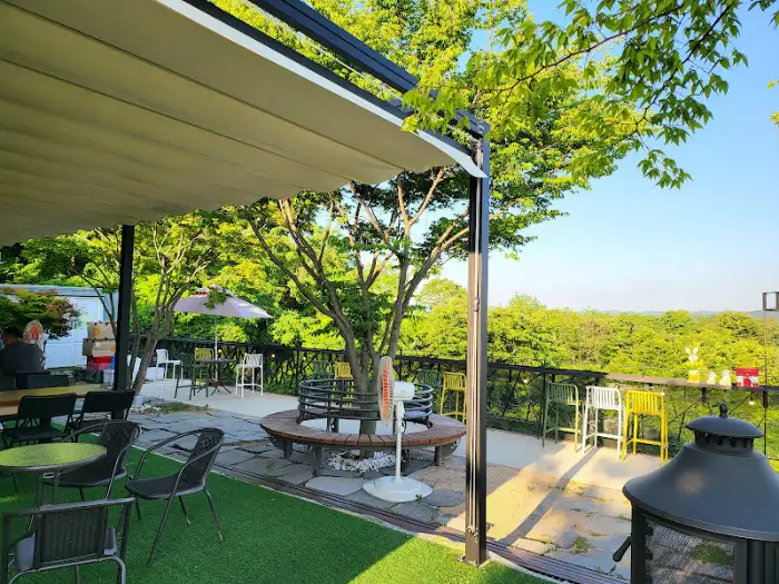 명태회 비빔막국수 상세 사진, 양념과 재료들이 보이는 모습