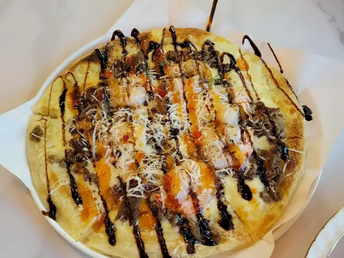 토핑이 듬뿍 올라간 피자 모습