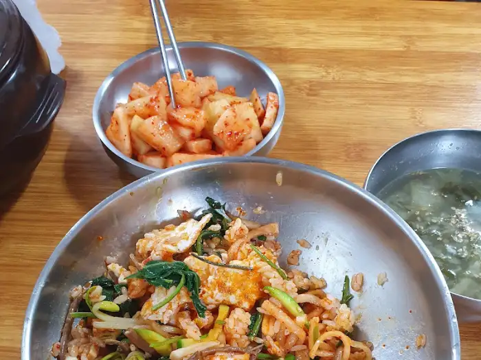 수제비와 함께 나온 김밥과 김치