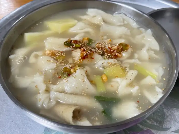 김가루와 두부가 곁들여진 수제비 국물