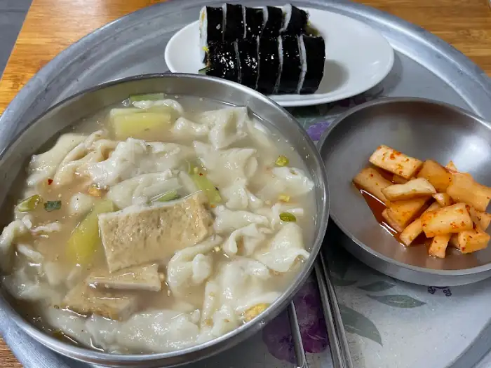 수제비와 김밥, 김치가 함께 차려진 상차림
