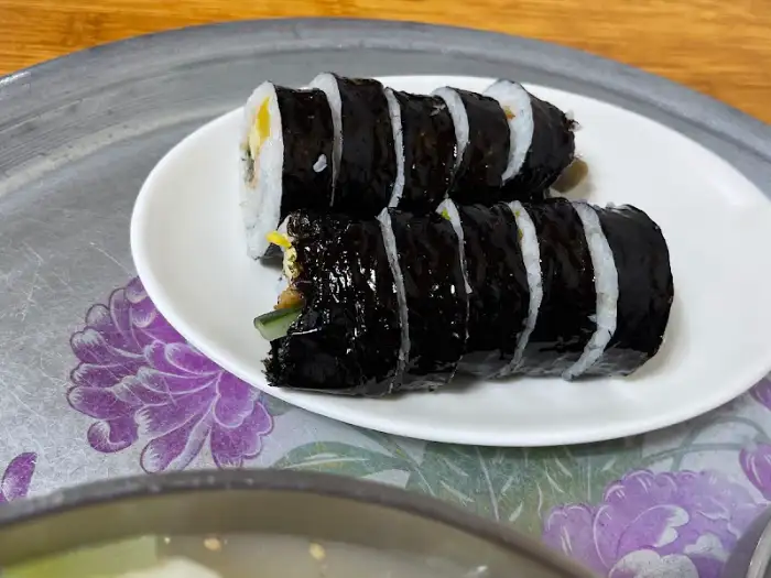 잘 말린 김밥 조각