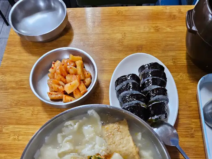김밥, 김치, 수제비가 함께 놓인 테이블