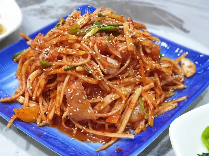 간재미회무침 접시 사진