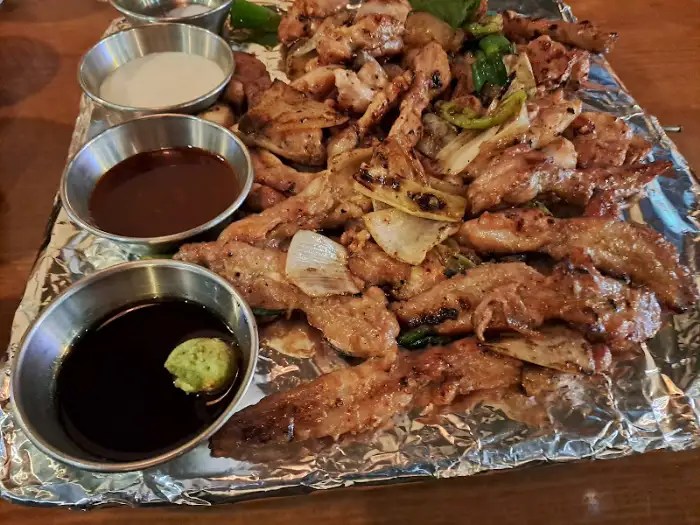 다양한 소스와 함께 나온 닭구이