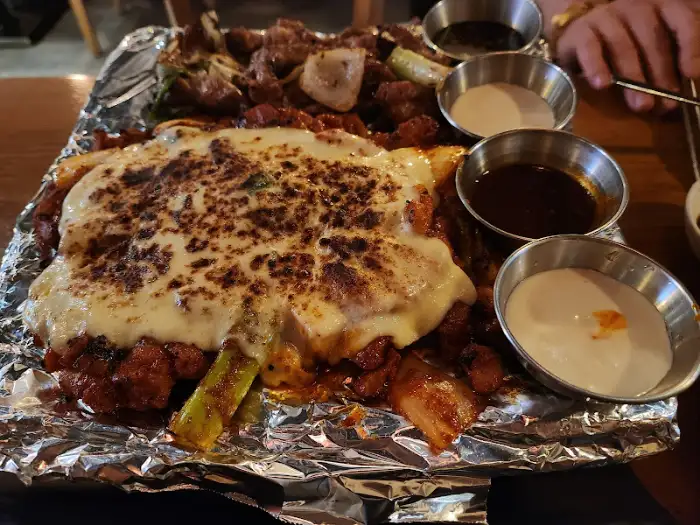 치즈가 듬뿍 올라간 닭 요리