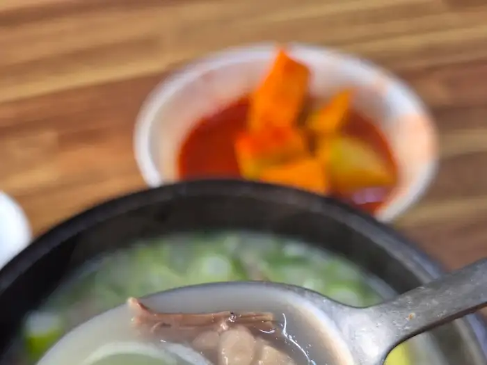 국물과 고기가 보이는 뚝배기