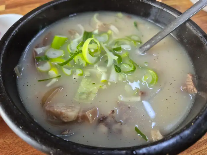 설렁탕 뚝배기 전면 모습