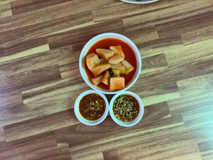 깍두기, 소스, 양념이 담긴 그릇들