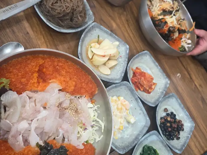 물회와 함께 나온 여러 반찬들