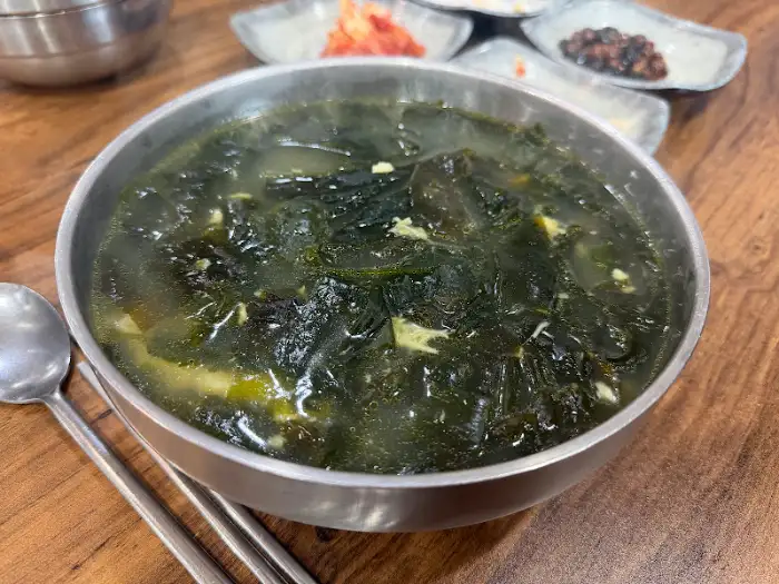 큼직한 미역국 그릇