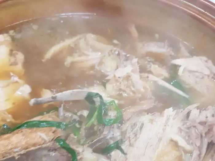 옻닭 국물 속 닭고기 살점 클로즈업