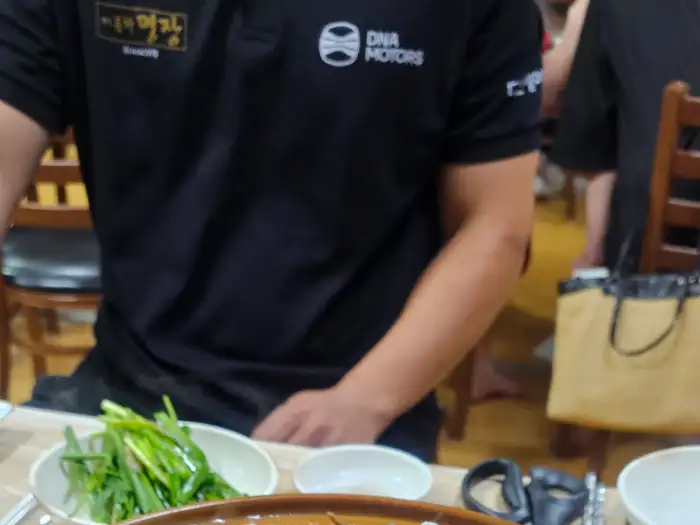 밑반찬으로 나온 김치와 부추