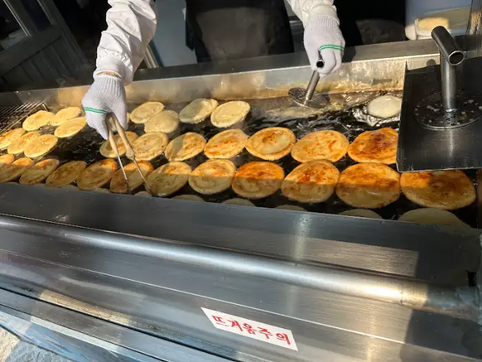 뜨거운 기름 위에서 익어가는 쫄쫄호떡들