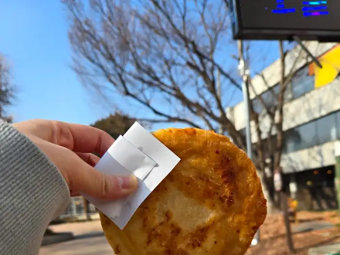 손에 들린 쫄쫄호떡과 함께 찍은 사진