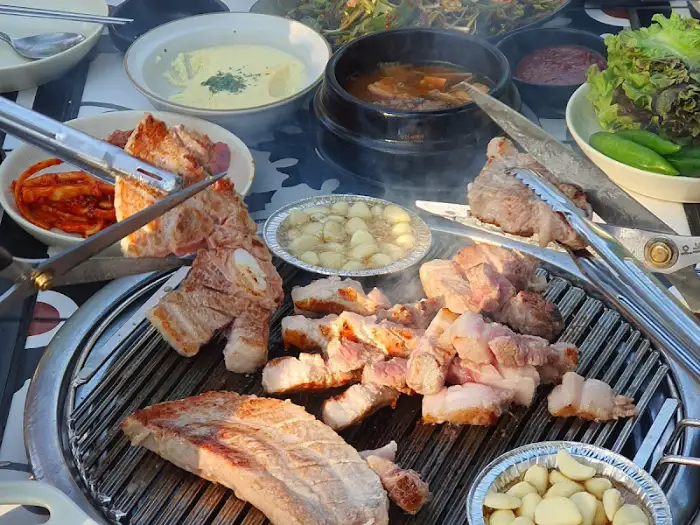 숯불 위에서 익어가는 삼겹살과 오겹살