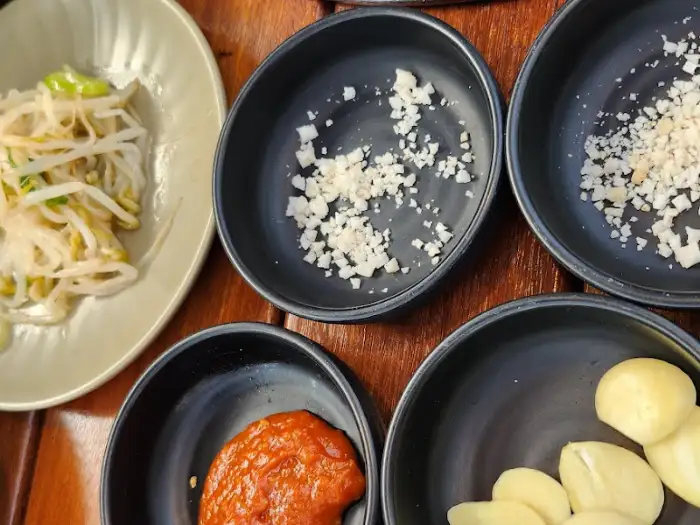 마늘과 쌈무, 쌈장이 담긴 종지