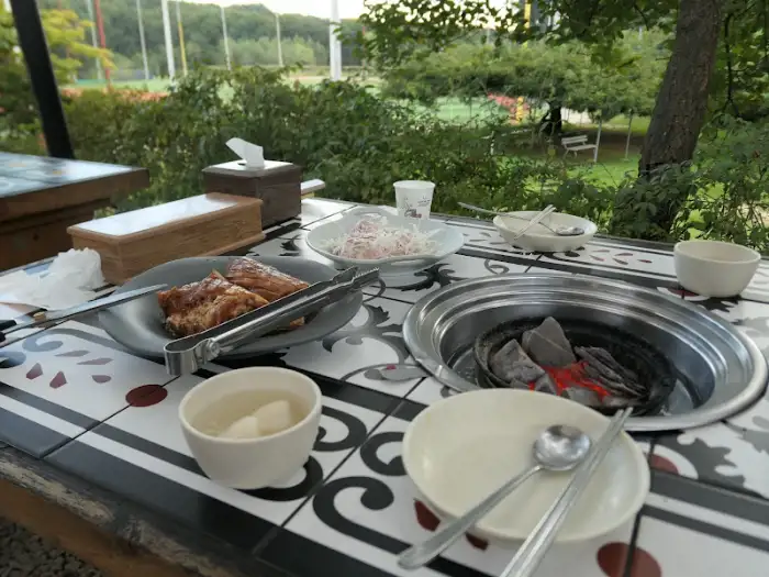 숯불이 놓인 테이블 세팅